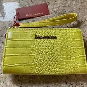 NWT ENZO ANGIOLINI Zip around Wristlet